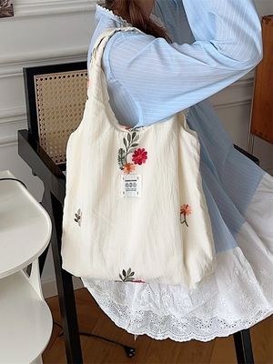 귀여운 꽃 프린트 디자인과 함께 대학생 어깨 가방