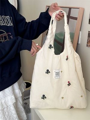 귀여운 꽃 프린트 디자인과 함께 대학생 어깨 가방