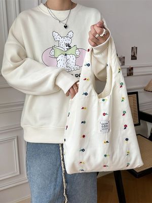 귀여운 꽃 프린트 디자인과 함께 대학생 어깨 가방